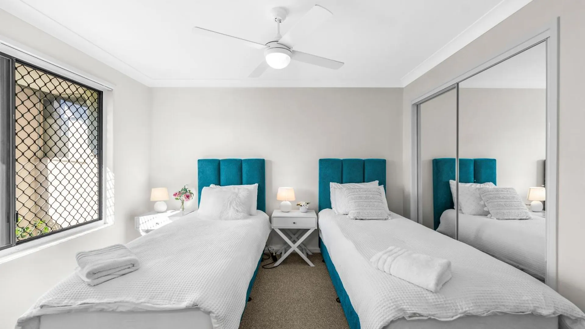 Lux Waterfront Villa With Magnesium Spa - The Goldie Gold Coast Australien